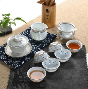 新研究发现陶瓷茶具上光会影响茶的健康益处