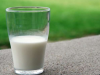 生牛奶的健康风险远远超过任何潜在的好处